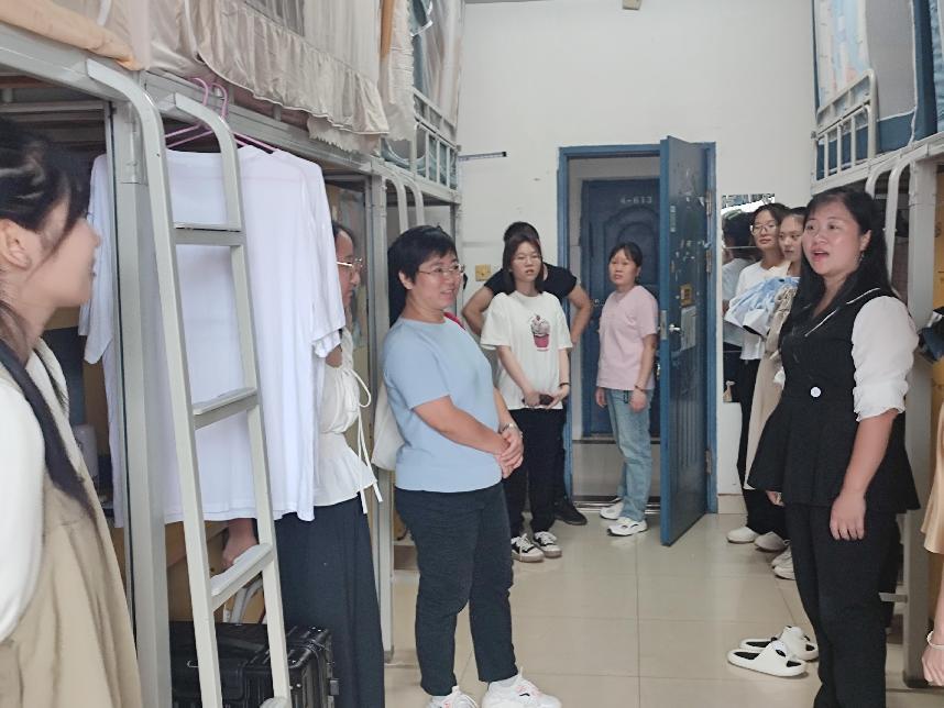 图为太阳成集团tyc33455cc刘书记和吴经理慰问新生