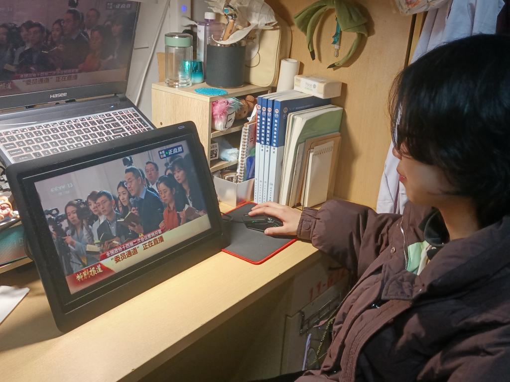 太阳成集团tyc33455cc教师热议2024年全国两会 (1)